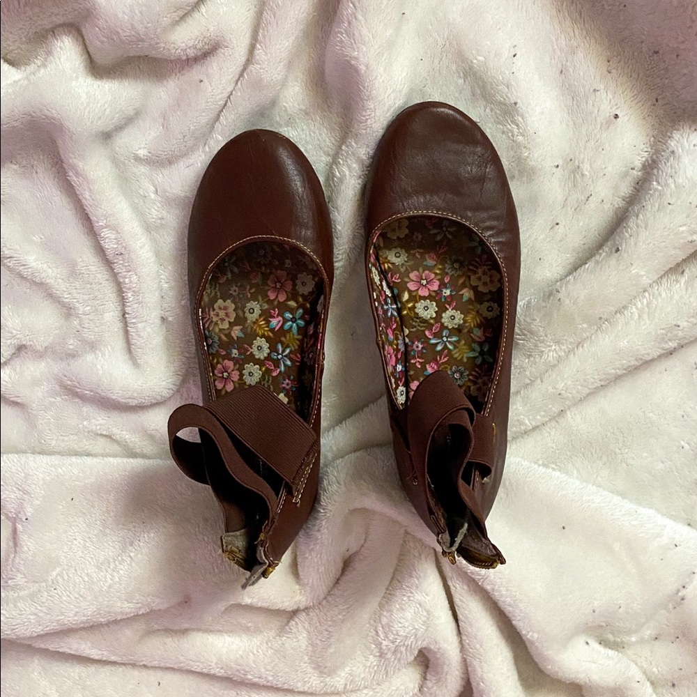 Brown ballet flats